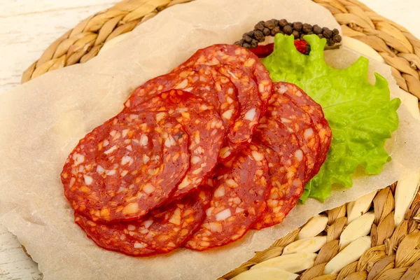 Szeletelt Ízletes Chorizo Kolbász Mint Fából Készült Háttér — Stock Fotó