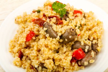 Tavuk kalbi ve kuru domatesli bulgur.