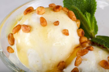 Sedir somun ve nane yaprakları ile dondurma