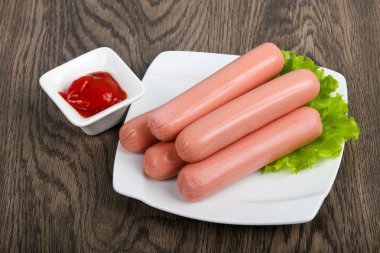 Salata ve ketçap ile sosis haşlama