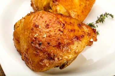 Kavrulmuş tavuk uyluk baharat ve soya sosu ile