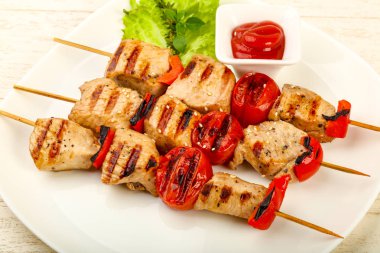 Izgara hindi şiş domates ve biber ile