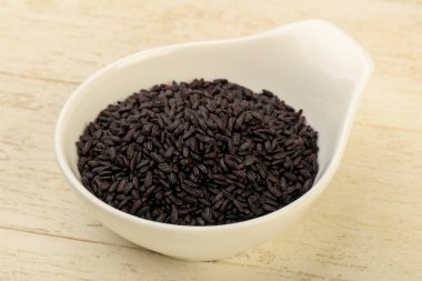 Kase ahşap arka plan üzerinde siyah yabani pirinç