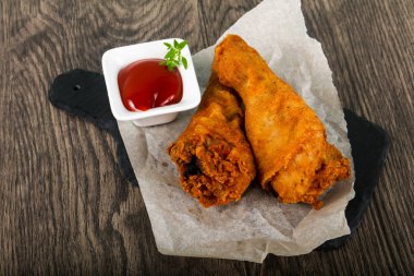 Ketçap ile çıtır tavuk budu