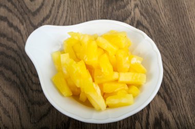 Kabın içinde Konserve ananas