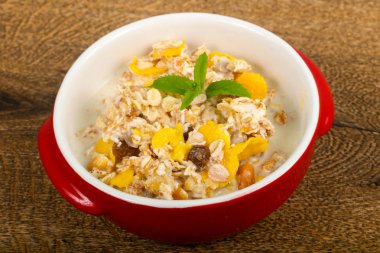 Muz, fındık ve nane ile müsli