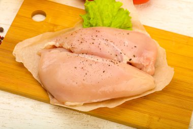 Biber yemek pişirmek için hazır çiğ tavuk göğsü