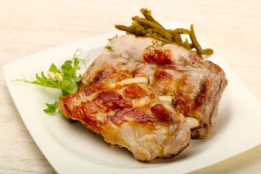 Kızarmış domuz kaburgası.