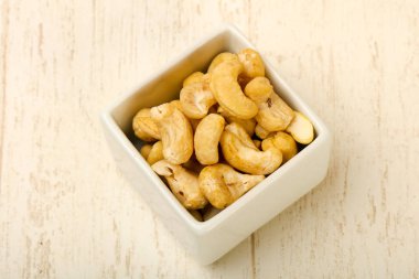 Kaju fıstığı öbek üzerinde beyaz masa