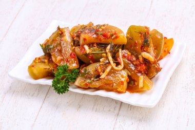 Otlar ile turşu yeşil domates