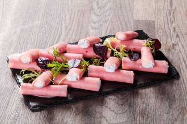 Ham plaka üzerinde peynir rulo dolması