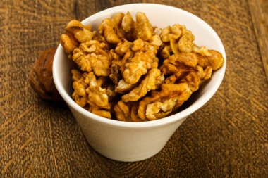 Kase üzerinde ahşap arka plan açık ceviz