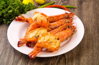 Limon suyu ve baharatlar ile ızgara kaplan karides