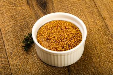 Dijon hardal sos kabın içinde kekik