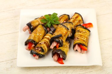 Jambon, peynir ve biber dolması patlıcan