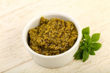 Fesleğenli pesto sos kasede bırakır