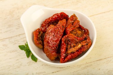 Fesleğen yapraklı kuru domates.