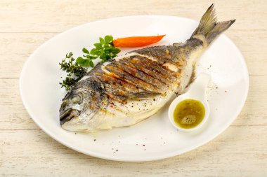 Izgara dorado balık sosu, kekik ve fesleğen ile