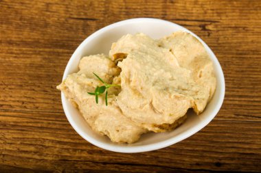 Susam ve kekik yaprakları ile vejetaryen Humus