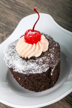 cherry ile çikolatalı kek