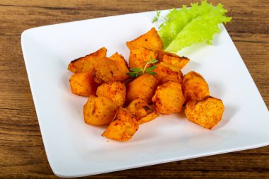 Otlu fırında patates.