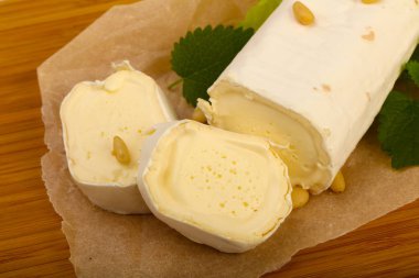 Sedir fıstıklı Brie peynirli rulo