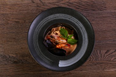 Fesleğen yaprakları ile deniz ürünleri makarna