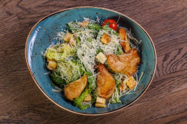 Tavuk ve parmesan peynirli sezar salatası.