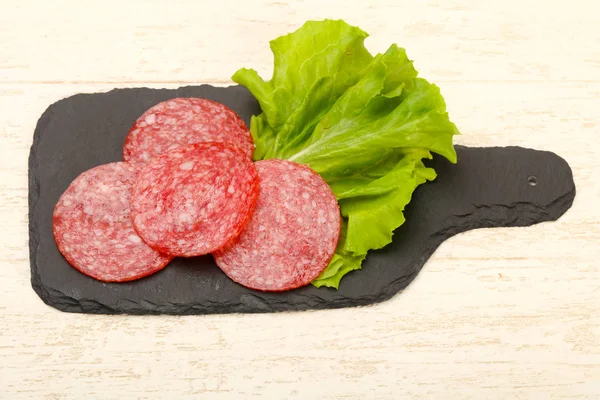 Salame Affettato Salsiccia Sfondo Legno — Foto Stock