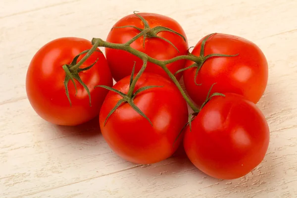 Ahşap arka plan üzerinde Ripe domates şube