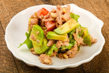 Domates soslu ton balığı ve avokado salatası.