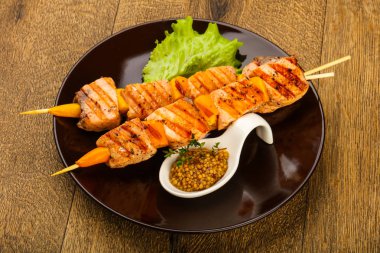 Dijon mustars soslu ızgara somon şiş