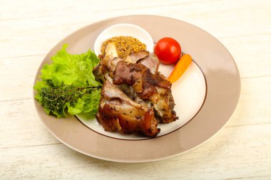 Kavrulmuş domuz diz dijon hardal sos ile