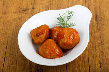 Dereotu, domates soslu köfte servis