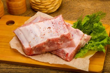 Çiğ domuz pirzolası pişmeye hazır. Baharatlı.