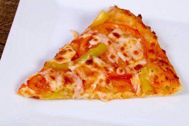 Pizza sarı dolmalık biber ile