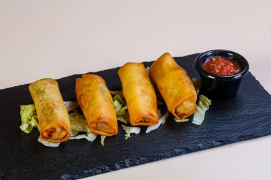 Bahar rulo domates sos ile 