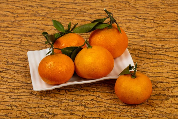 Mandarine Mûre Sucrée Aux Feuilles Vertes — Photo