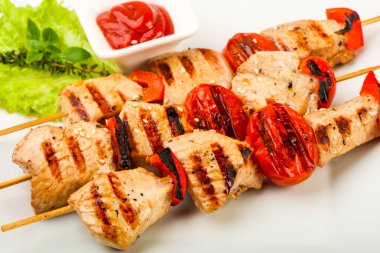 Izgara hindi şiş domates ve biber ile