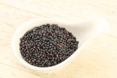 Kase üzerinde ahşap yemek pişirmek için hazır siyah mercimek