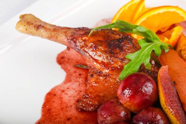 Üzümlü ördek bacağı, portakal ve armut.