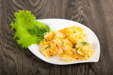 Ahşap arka plan üzerinde pişmiş yumurta