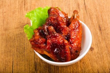 Teriyaki soslu tavuk kanadı.