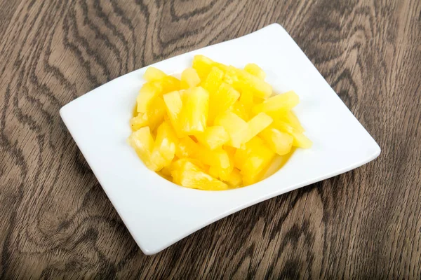 Kabın Içinde Konserve Ananas — Stok fotoğraf