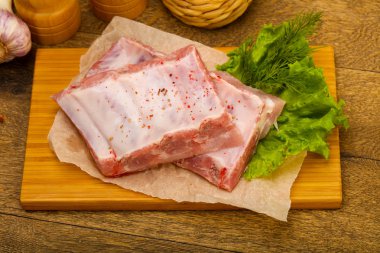 Çiğ domuz pirzolası pişmeye hazır. Baharatlı.