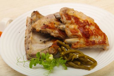 Kızarmış domuz kaburgası.