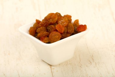 Hafif ahşap arka planda kuru üzüm yığını