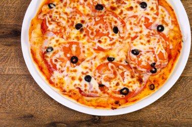 Margarita pizza zeytin, domates ve peynir ile