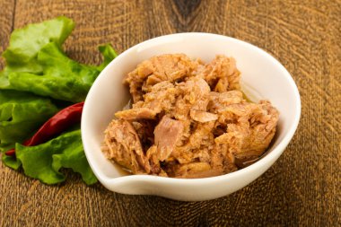 Kavanozda konserve ton balığı pişmeye hazır.