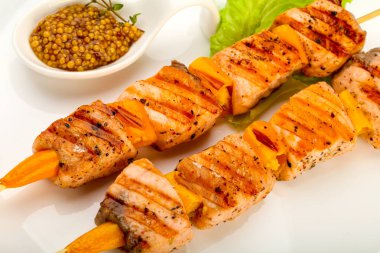 Dijon mustars soslu ızgara somon şiş